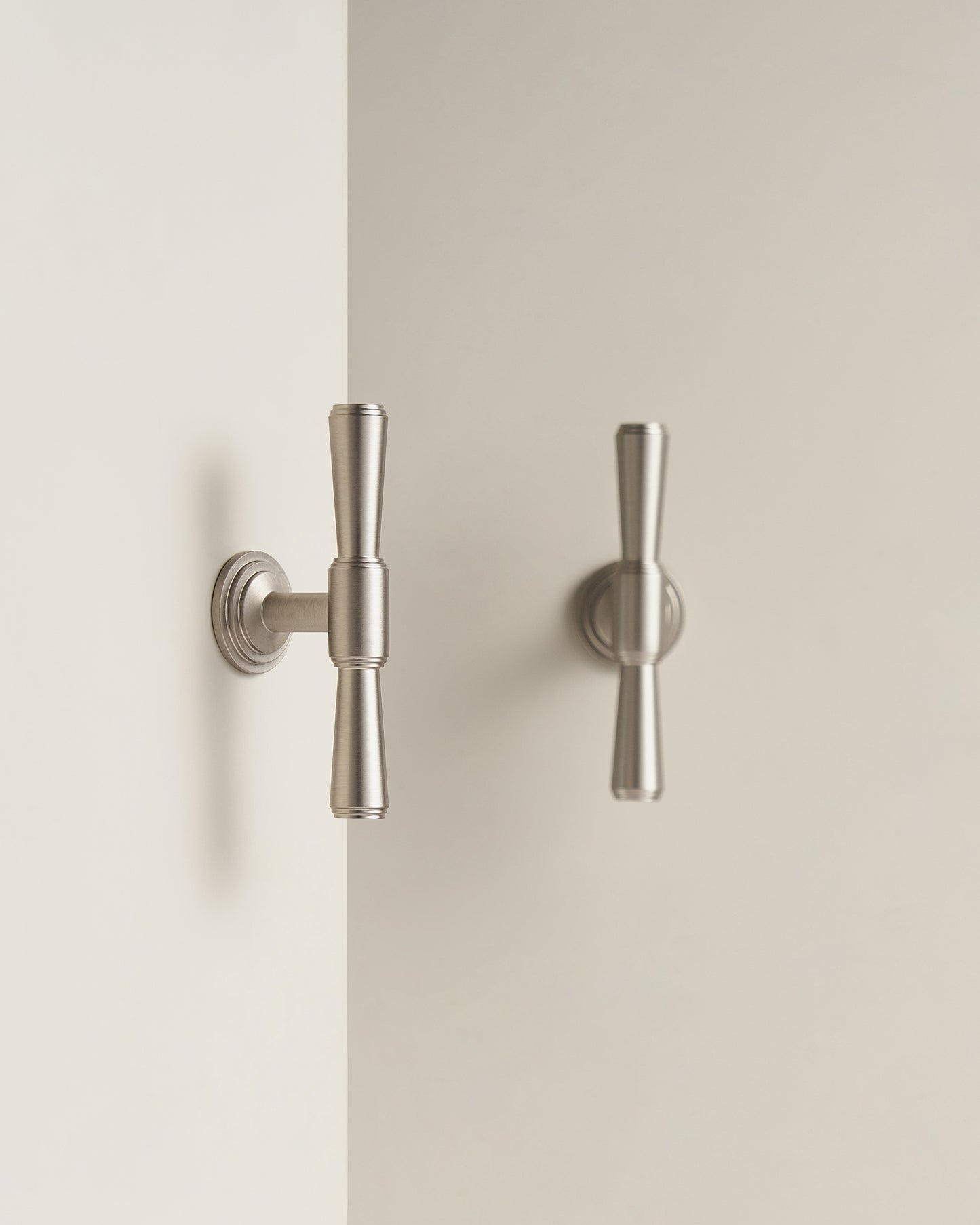 ASTORIA FLARED-END T-BAR CABINET PULL