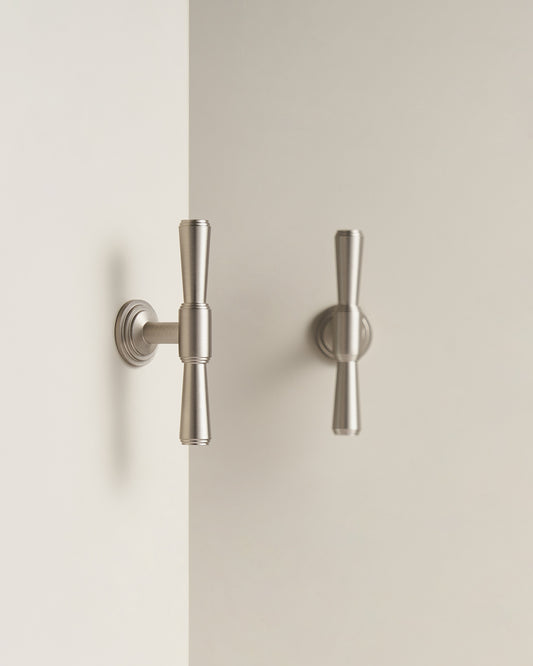 ASTORIA FLARED-END T-BAR CABINET PULL