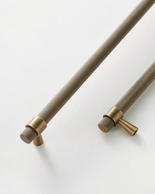 HUDSON KNURLED ANTIQUE BRASS PULL