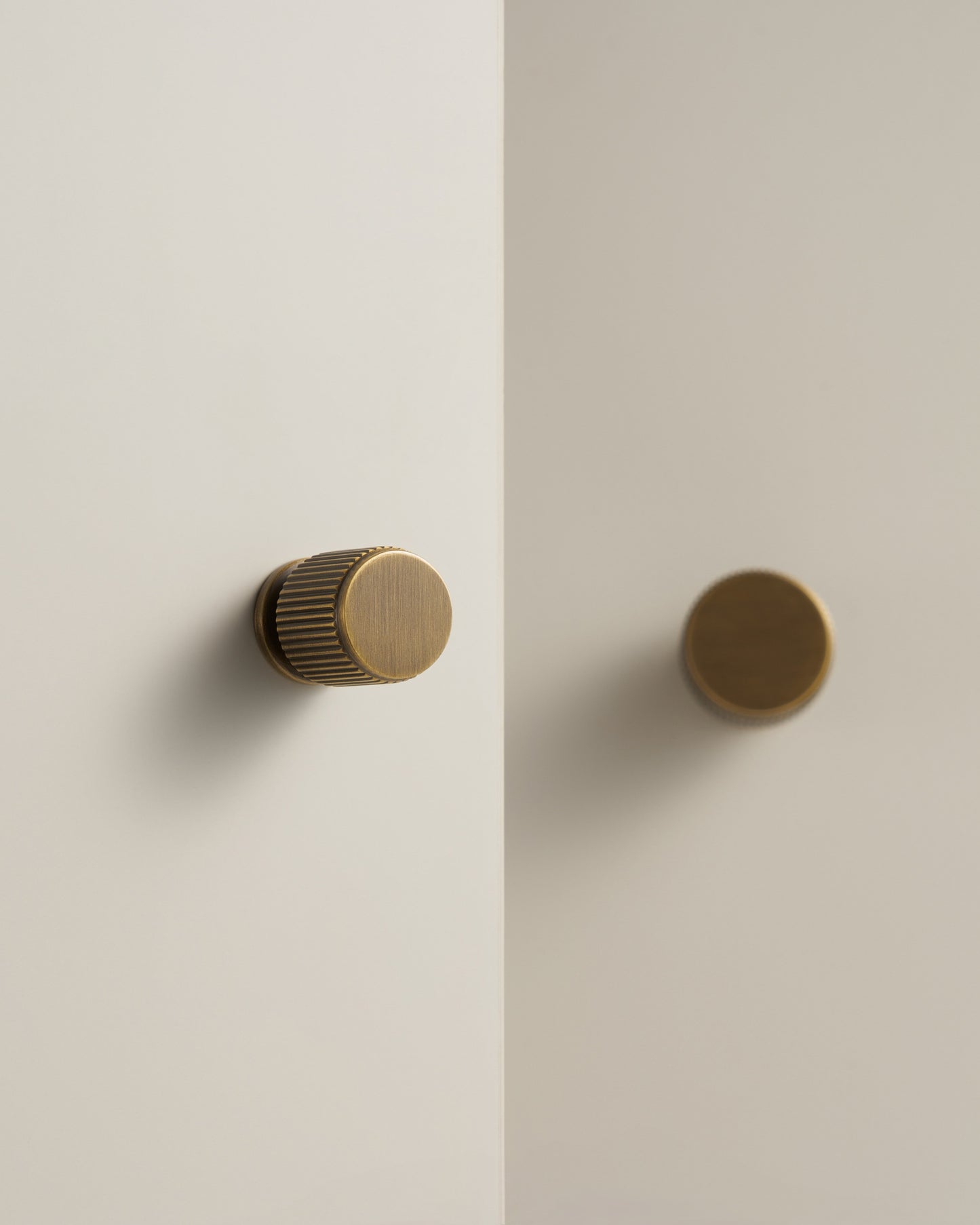 GRAMERCY FLUTED EDGE CABINET KNOB
