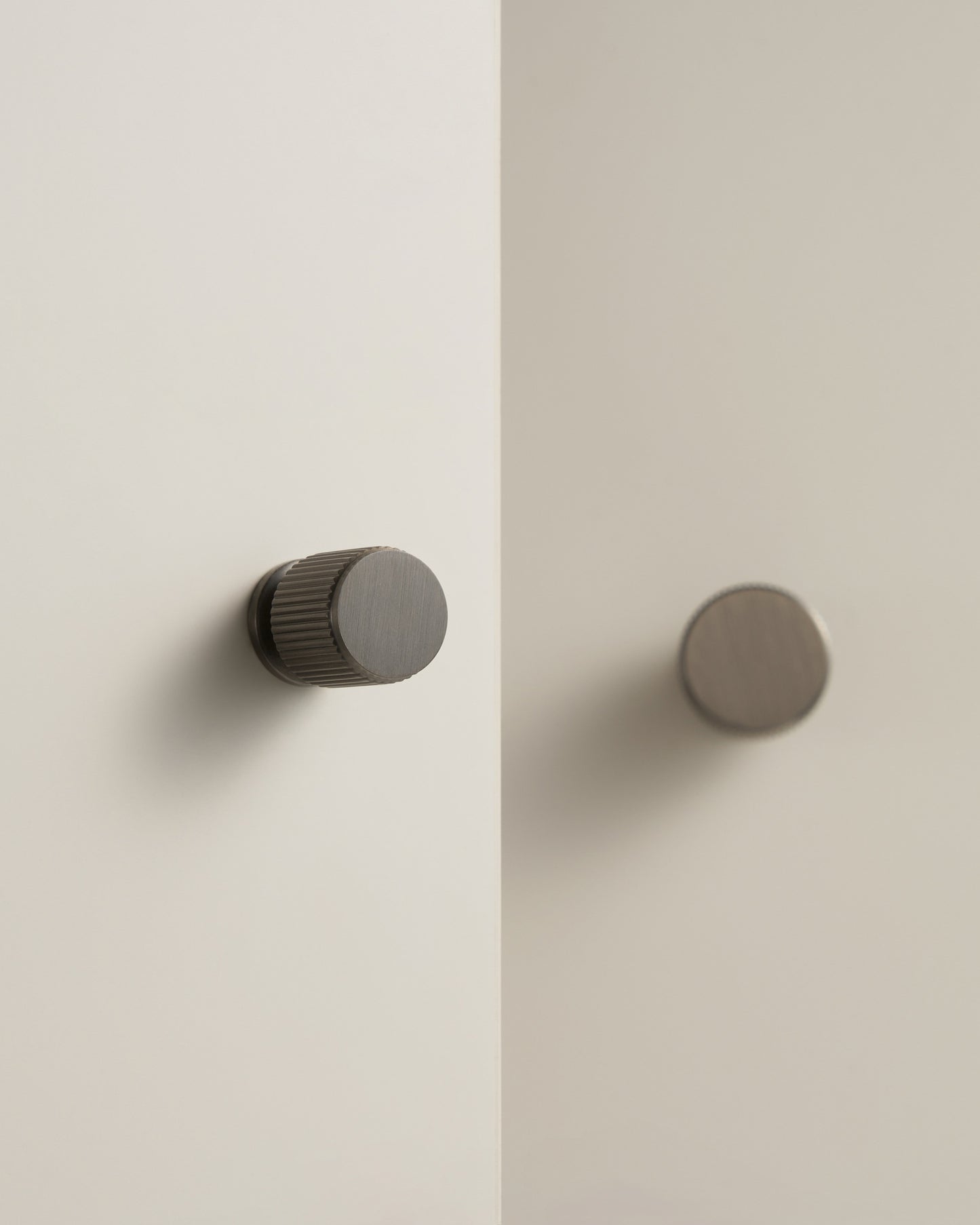 GRAMERCY FLUTED EDGE CABINET KNOB