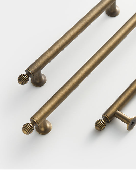 HARRINGTON BAR PULL WITH FLUTED GLOBE ENDS