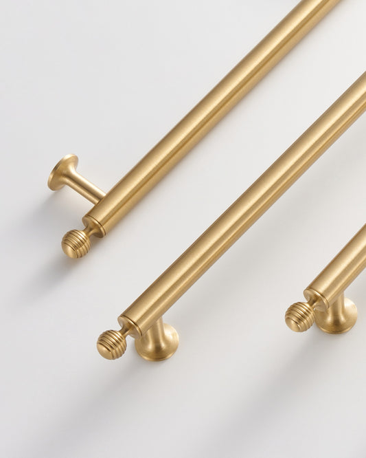 HARRINGTON BAR PULL WITH FLUTED GLOBE ENDS