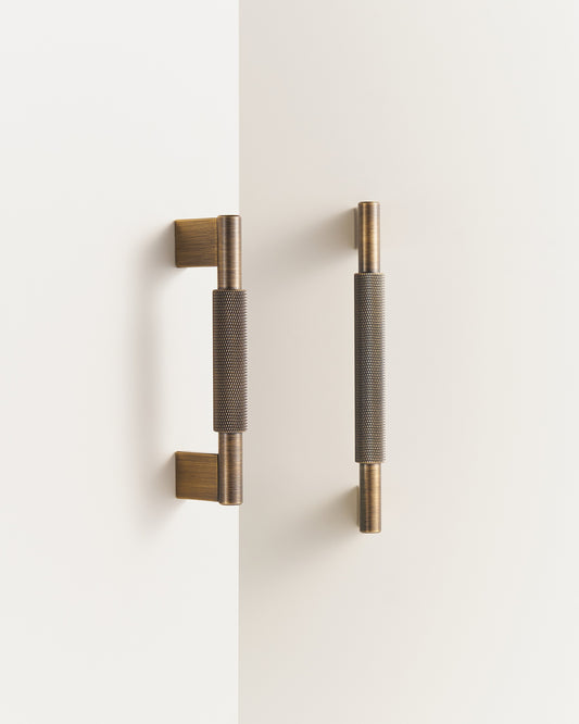 CHELSEA KNURLED BAR PULL IN ANTIQUE BRASS