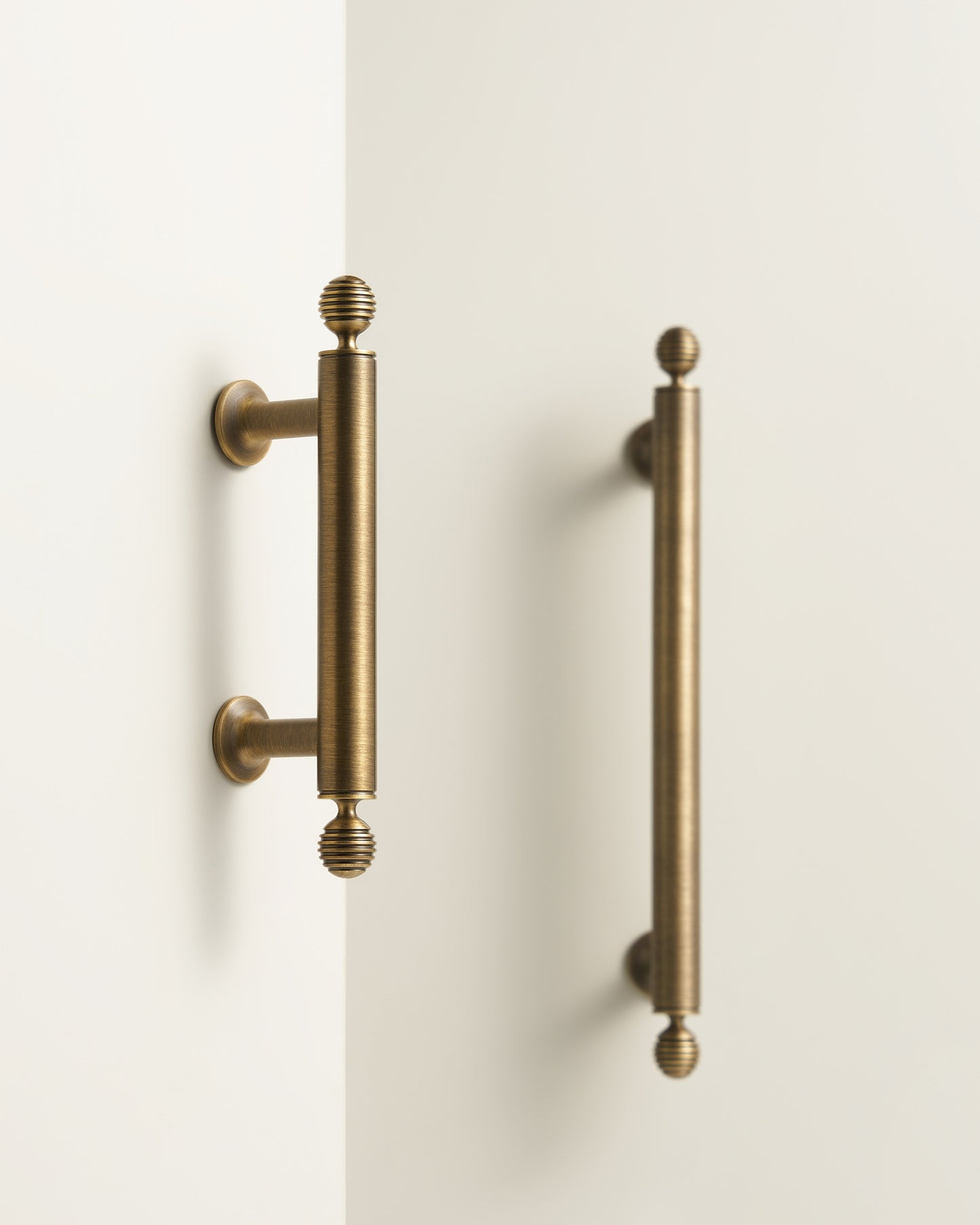 HARRINGTON BAR PULL WITH FLUTED GLOBE ENDS