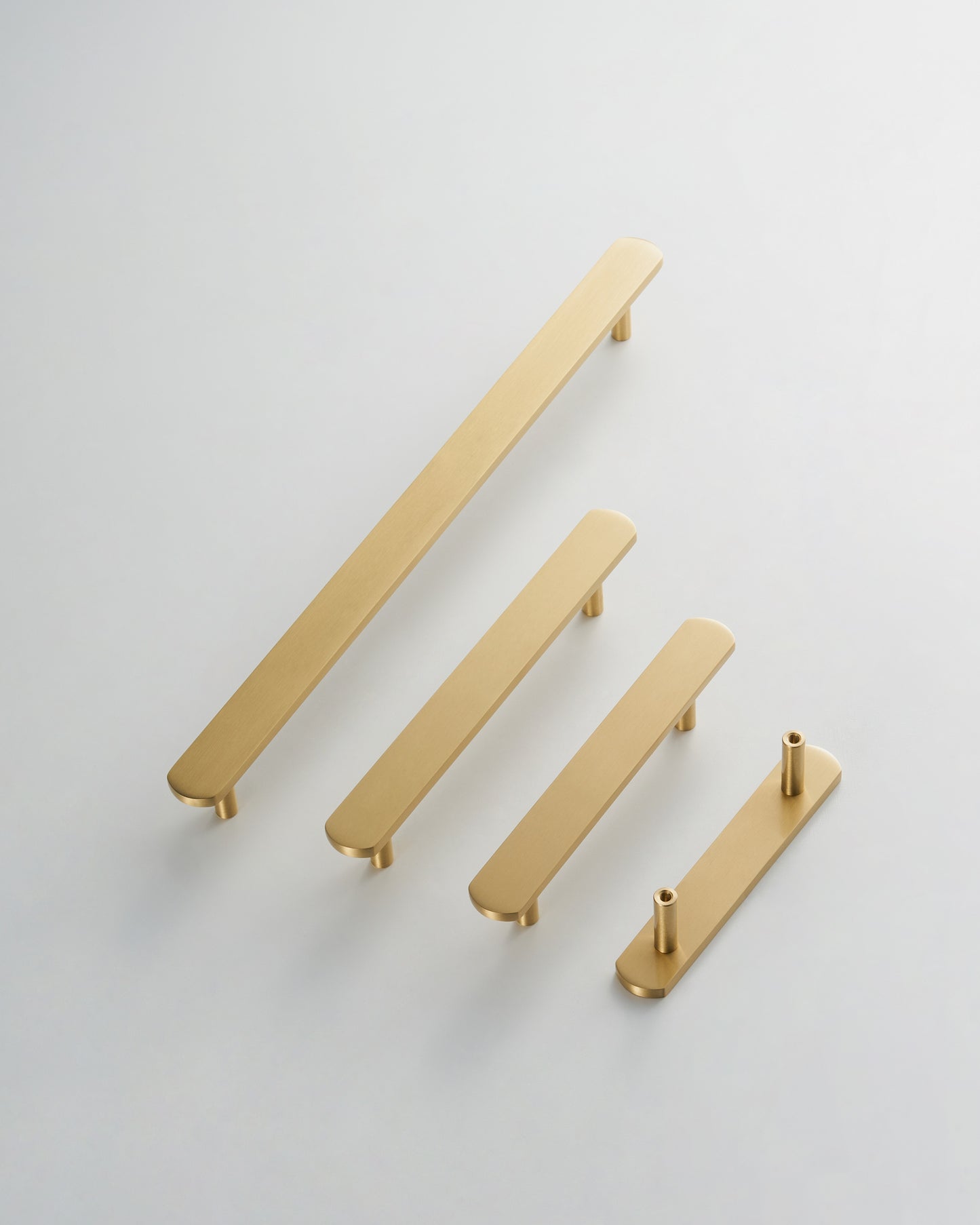 ASHBURY OVERSIZED FLAT PULL IN BRUSHED BRASS