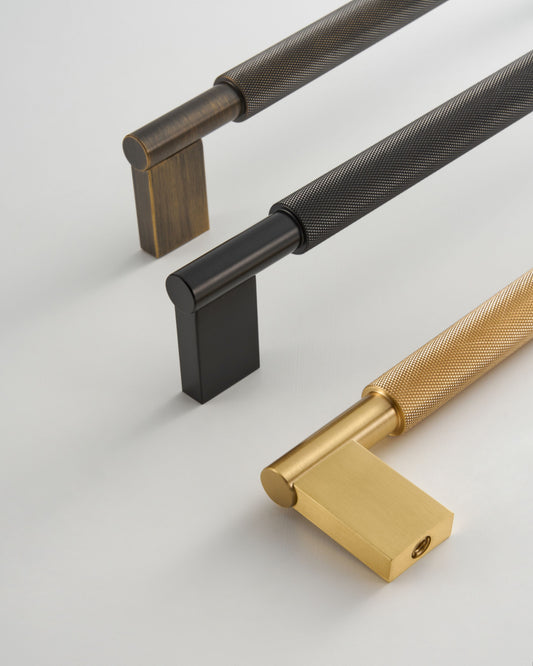 CHELSEA KNURLED APPLIANCE & DOOR PULL IN ANTIQUE BRASS