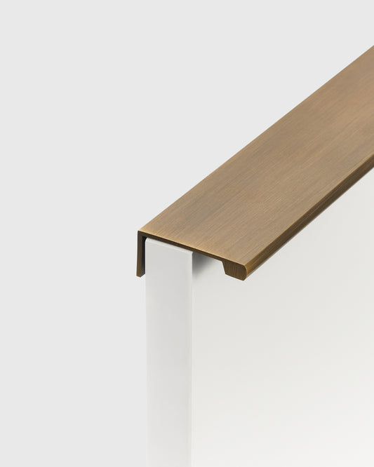 BOWERY EDGE PULL IN ANTIQUE BRASS