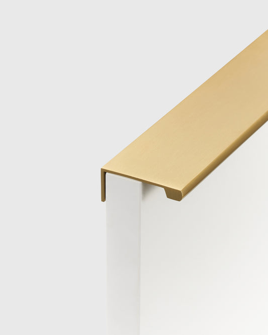 BOWERY EDGE PULL IN BRUSHED BRASS