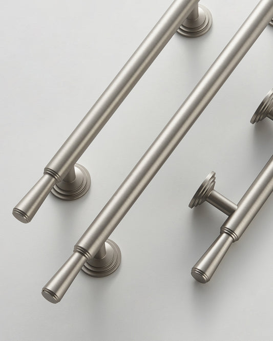 ASTORIA TAPERED CABINET PULL WITH ROSETTE ENDS