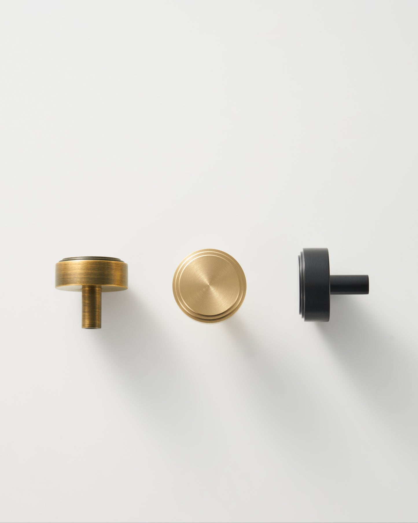 ALDERBROOK ROUND BRASS CABINET KNOB