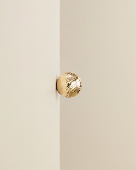 KENSINGTON HAMMRED SPHERE KNOB IN POLISHED BRASS