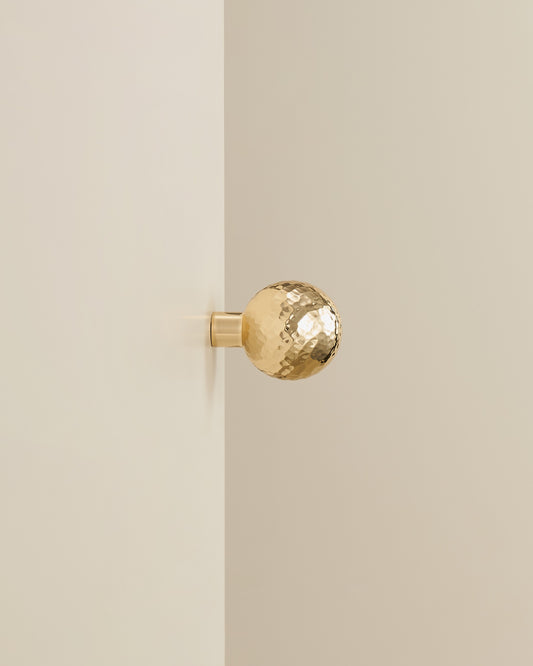 KENSINGTON HAMMRED SPHERE KNOB IN POLISHED BRASS