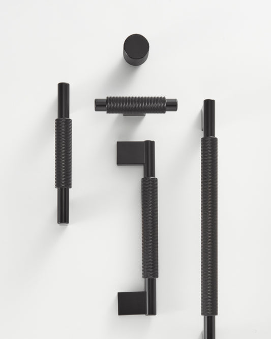 CHELSEA KNURLED BAR PULL IN MATTE BLACK
