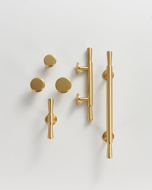 ASTORIA TAPERED CABINET PULL WITH ROSETTE ENDS