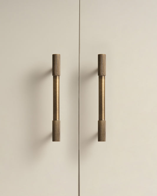 KENSWICK KNURLED CABINET PULL IN ANTIQE BRASS